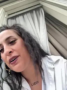 Snapshot of CarolaDrago chatting on 02-21-25, 04:26 CarolaDrago online show from 02-21-25, 04:26