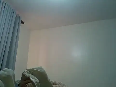 Snapshot of Queen_loveer chatting on 12-17-25, 07:58 Queen loveer online show from 12-17-25, 07:58