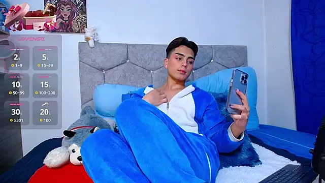 Snapshot of OwenBluee chatting on 02-19-26, 06:31 OwenBluee online show from 02-19-26, 06:31