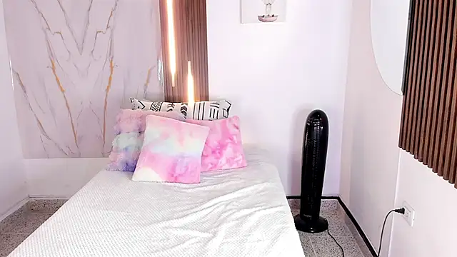 Snapshot of mia_six66 chatting on 12-18-25, 12:11 mia six66 online show from 12-18-25, 12:11