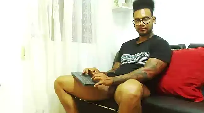 Snapshot of LewisStrong chatting on 01-10-25, 01:21 LewisStrong online show from 01-10-25, 01:21