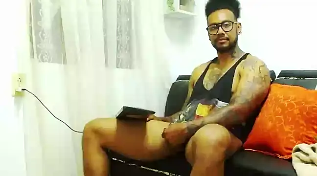 Snapshot of LewisStrong chatting on 01-22-25, 10:59 LewisStrong online show from 01-22-25, 10:59