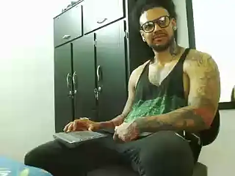 Snapshot of LewisStrong chatting on 10-01-25, 05:41 LewisStrong online show from 10-01-25, 05:41
