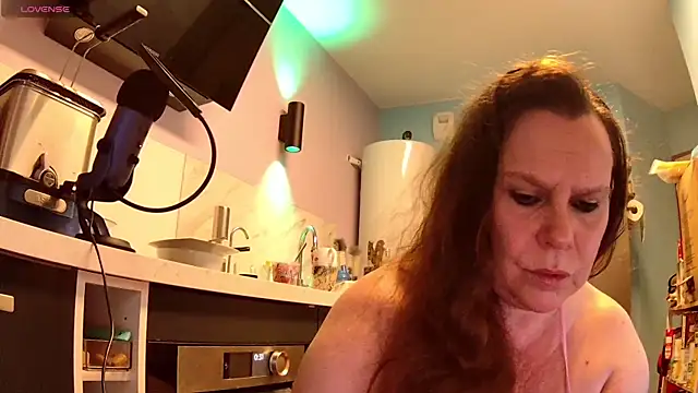 Snapshot of Endrocleia chatting on 09-19-25, 10:32 Endrocleia online show from 09-19-25, 10:32