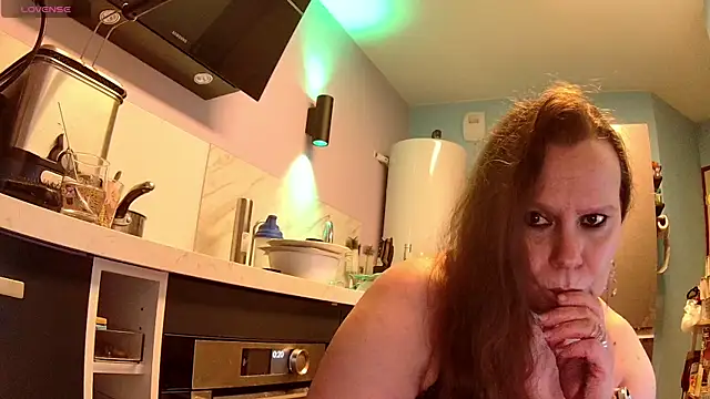 Snapshot of Endrocleia chatting on 11-16-25, 11:21 Endrocleia online show from 11-16-25, 11:21