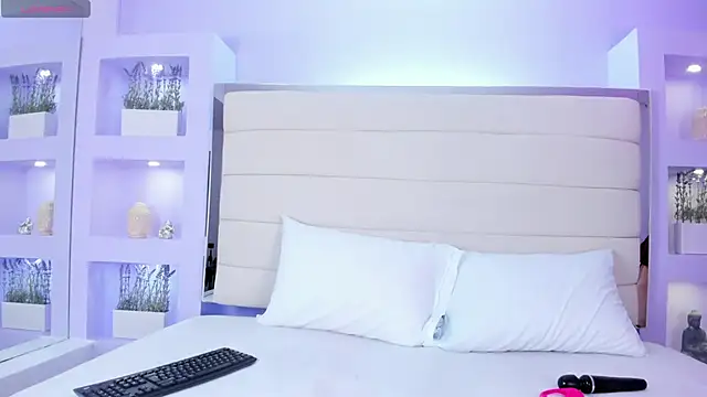 Snapshot of HelenaRoos chatting on 11-13-25, 07:57 HelenaRoos online show from 11-13-25, 07:57