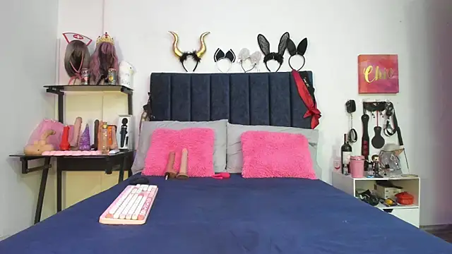 emmily giraldo online show from 11-28-25, 02:31