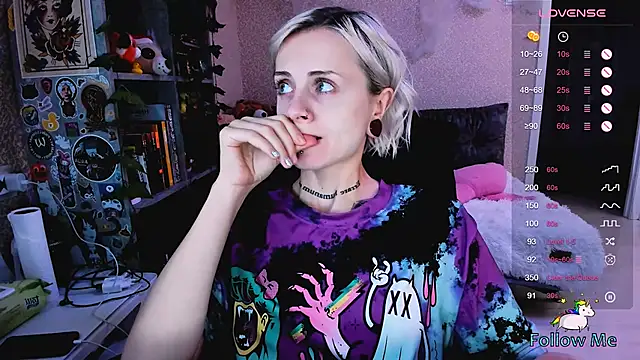 Snapshot of NaniMoore chatting on 10-16-25, 08:43 NaniMoore online show from 10-16-25, 08:43