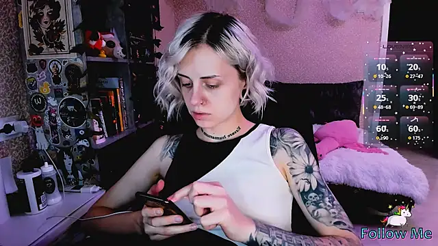 Snapshot of NaniMoore chatting on 11-05-25, 08:20 NaniMoore online show from 11-05-25, 08:20