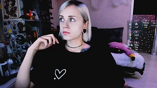 Snapshot of NaniMoore chatting on 11-06-25, 08:32 NaniMoore online show from 11-06-25, 08:32