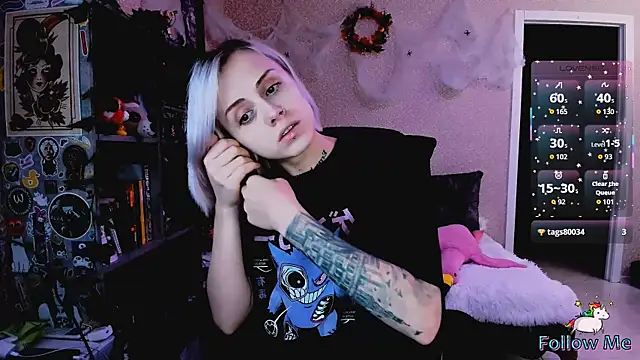 Snapshot of NaniMoore chatting on 11-08-25, 09:02 NaniMoore online show from 11-08-25, 09:02