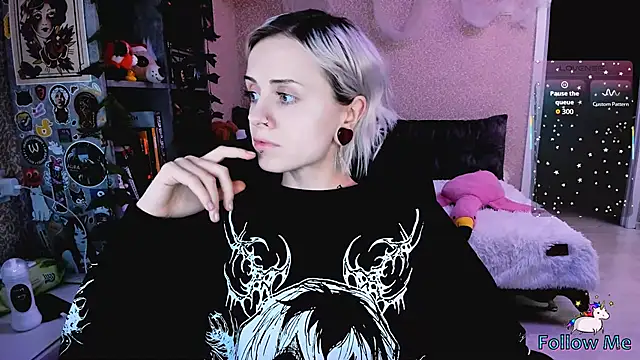 Snapshot of NaniMoore chatting on 11-12-25, 08:08 NaniMoore online show from 11-12-25, 08:08