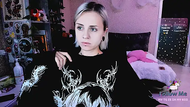 Snapshot of NaniMoore chatting on 11-14-25, 09:02 NaniMoore online show from 11-14-25, 09:02