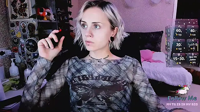 Snapshot of NaniMoore chatting on 11-15-25, 08:27 NaniMoore online show from 11-15-25, 08:27