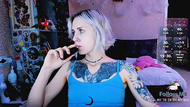 Snapshot of NaniMoore chatting on 11-28-25, 08:22 NaniMoore online show from 11-28-25, 08:22