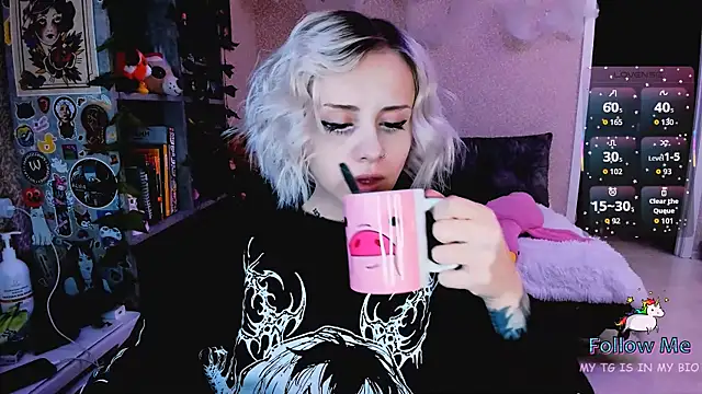 Snapshot of NaniMoore chatting on 11-30-25, 08:35 NaniMoore online show from 11-30-25, 08:35