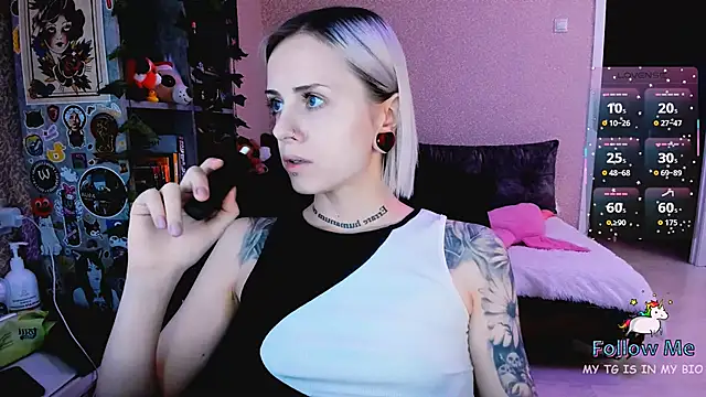 Snapshot of NaniMoore chatting on 12-05-25, 08:05 NaniMoore online show from 12-05-25, 08:05