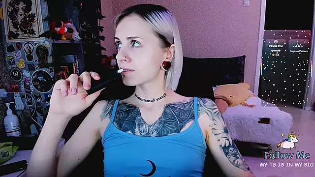 Snapshot of NaniMoore chatting on 12-13-25, 10:04 NaniMoore online show from 12-13-25, 10:04