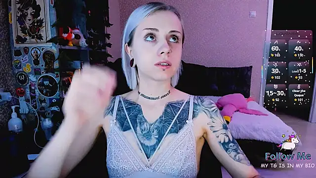 Snapshot of NaniMoore chatting on 12-14-25, 09:08 NaniMoore online show from 12-14-25, 09:08