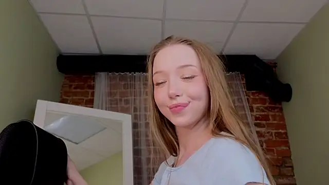 Snapshot of VioletMills chatting on 12-19-24, 09:49 VioletMills online show from 12-19-24, 09:49