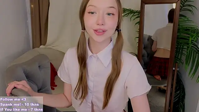 Snapshot of VioletMills chatting on 03-09-25, 01:35 VioletMills online show from 03-09-25, 01:35