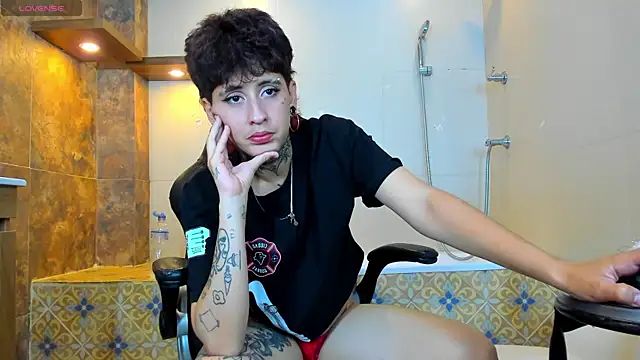 Snapshot of Ethan_lennox chatting on 10-21-25, 03:35 Ethan lennox online show from 10-21-25, 03:35