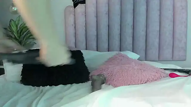 Snapshot of SusanBenett chatting on 02-11-25, 02:35 SusanBenett online show from 02-11-25, 02:35