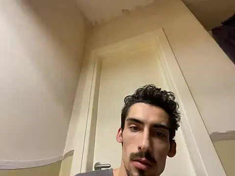 Snapshot of LamponaeFoglia3 chatting on 12-17-24, 04:11 LamponaeFoglia3 online show from 12-17-24, 04:11