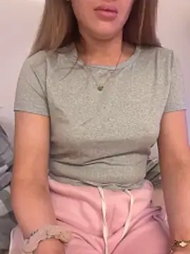 Snapshot of Holly-Glamour chatting on 11-23-25, 04:34 Holly-Glamour online show from 11-23-25, 04:34