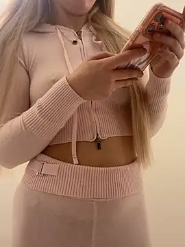 Snapshot of Holly-Glamour chatting on 12-05-25, 05:09 Holly-Glamour online show from 12-05-25, 05:09