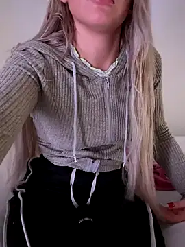 Snapshot of Holly-Glamour chatting on 12-14-25, 01:33 Holly-Glamour online show from 12-14-25, 01:33