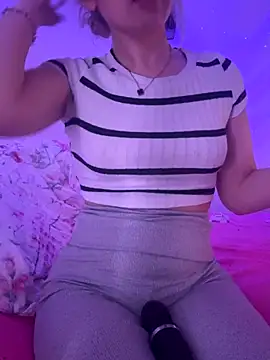 Snapshot of Holly-Glamour chatting on 12-17-25, 03:01 Holly-Glamour online show from 12-17-25, 03:01