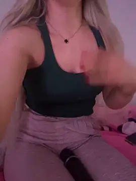 Snapshot of Holly-Glamour chatting on 12-19-25, 02:18 Holly-Glamour online show from 12-19-25, 02:18