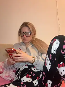 Snapshot of Holly-Glamour chatting on 02-07-26, 04:11 Holly-Glamour online show from 02-07-26, 04:11