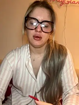 Snapshot of Holly-Glamour chatting on 02-13-26, 02:29 Holly-Glamour online show from 02-13-26, 02:29