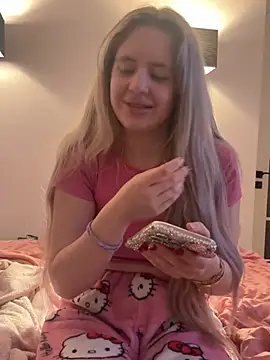 Snapshot of Holly-Glamour chatting on 03-04-26, 03:34 Holly-Glamour online show from 03-04-26, 03:34