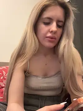 Snapshot of Holly-Glamour chatting on 03-15-26, 07:25 Holly-Glamour online show from 03-15-26, 07:25