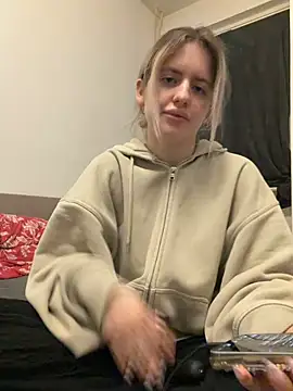 Holly-Glamour online show from 05-20-26, 11:22