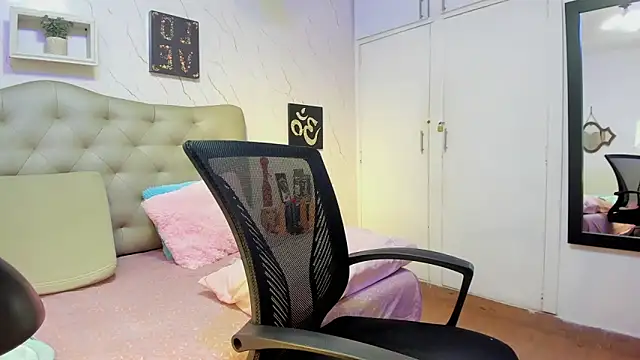 Antonella Montanari online show from 10-19-25, 01:28