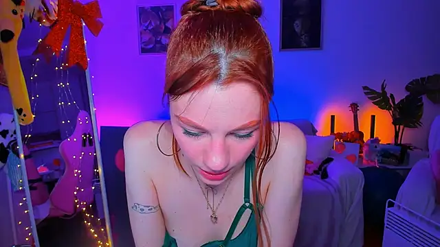 Snapshot of Alyssa_Smitt chatting on 02-17-25, 01:36 Alyssa Smitt online show from 02-17-25, 01:36