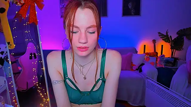 Snapshot of Alyssa_Smitt chatting on 02-19-25, 07:39 Alyssa Smitt online show from 02-19-25, 07:39