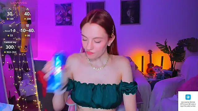 Snapshot of Alyssa_Smitt chatting on 09-11-25, 12:00 Alyssa Smitt online show from 09-11-25, 12:00