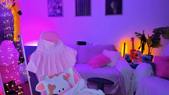 Snapshot of Alyssa_Smitt chatting on 10-21-25, 06:52 Alyssa Smitt online show from 10-21-25, 06:52