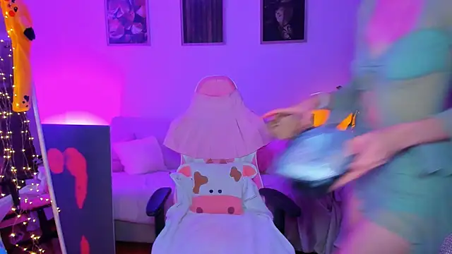 Snapshot of Alyssa_Smitt chatting on 10-27-25, 06:45 Alyssa Smitt online show from 10-27-25, 06:45