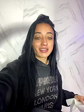 Snapshot of Ady_18 chatting on 11-30-25, 01:04 Ady 18 online show from 11-30-25, 01:04