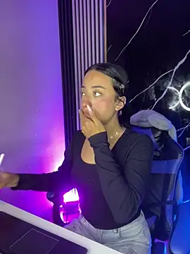 Snapshot of Ady_18 chatting on 12-17-25, 08:15 Ady 18 online show from 12-17-25, 08:15