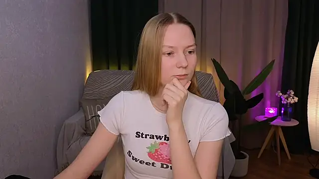 Snapshot of CarolynCohen__ chatting on 02-14-25, 11:53 CarolynCohen online show from 02-14-25, 11:53