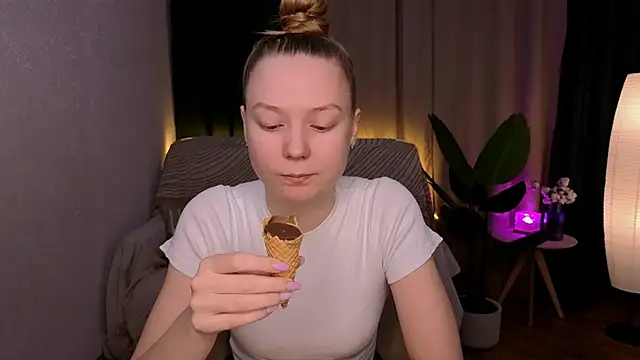 Snapshot of CarolynCohen__ chatting on 02-16-25, 02:09 CarolynCohen online show from 02-16-25, 02:09