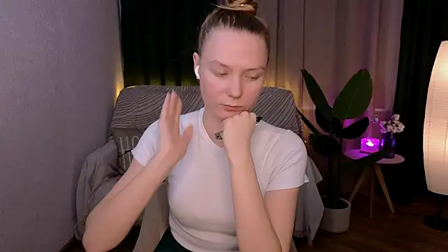 Snapshot of CarolynCohen__ chatting on 02-16-25, 05:26 CarolynCohen online show from 02-16-25, 05:26