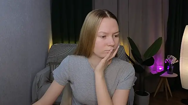 Snapshot of CarolynCohen__ chatting on 02-18-25, 02:05 CarolynCohen online show from 02-18-25, 02:05